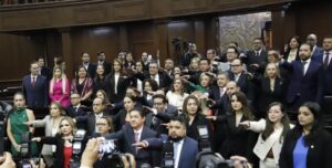 ESTA MADRUGADA LA MITAD DEL PODER JUDICIAL DEL ESTADO RINDIÓ PROTESTA ANTE EL CONGRESO DE MICHOACÁN.